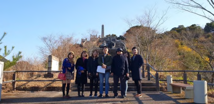 In front of the Tozō Yi Sam-pyeong Monument, where sunlight streamed down