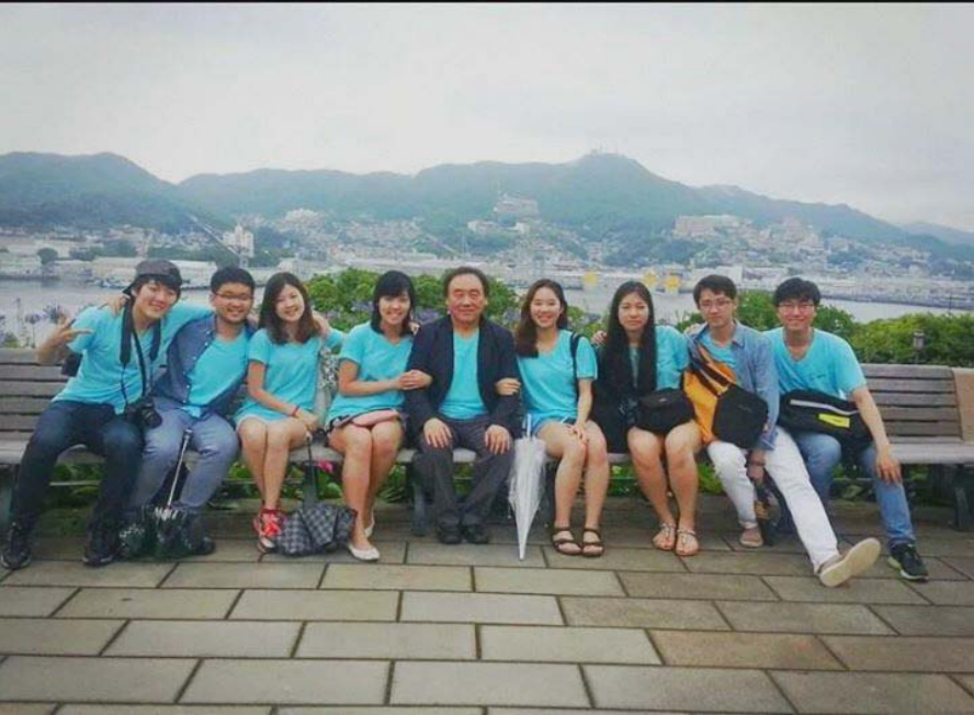 Group photo of Professor Ha Young-sun and Sarangbang 3rd cohort with Nagasaki Port in the background