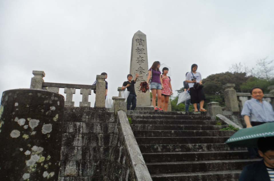 Tsushinshi descending after visiting the Isabeyo monument