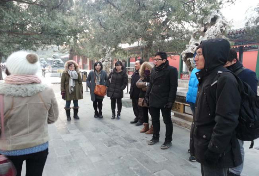 Student Kim Seon-kyung explaining enthusiastically despite the cold