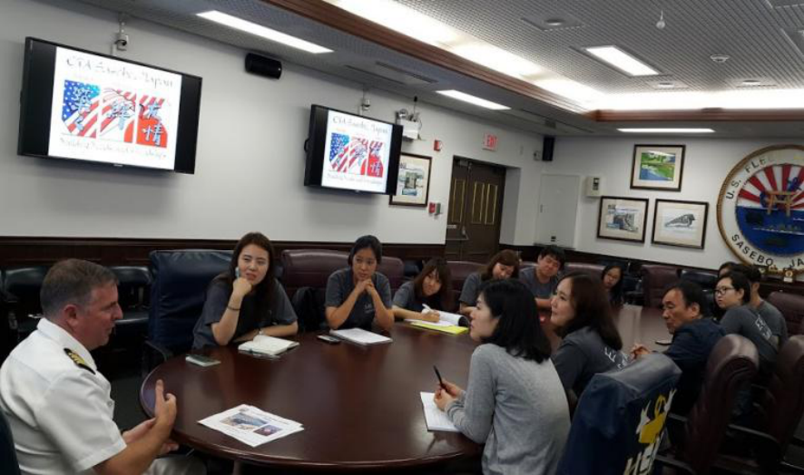 Sarangbang listening to the commander's explanation