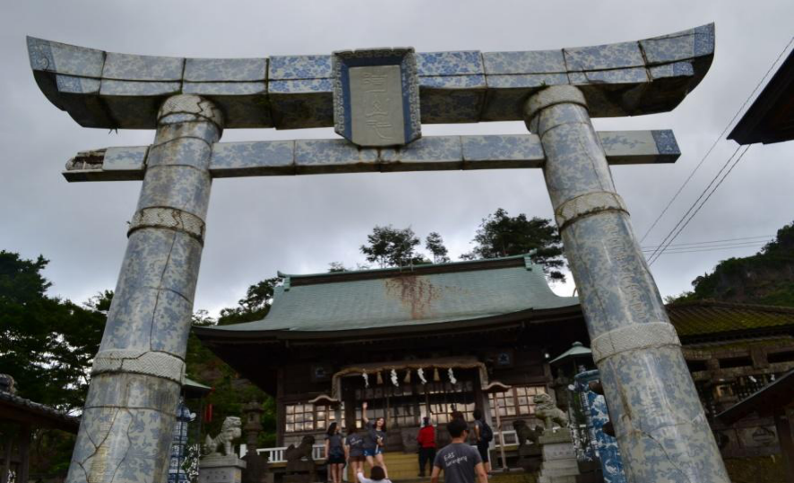 White porcelain gate pillars and precincts of Tōzan Shrine