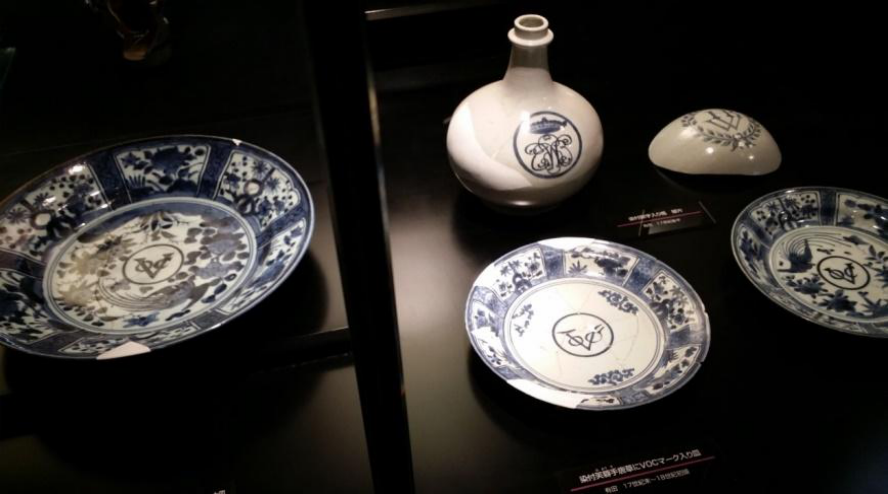 Blue and white porcelain with the mark of the Dutch East India Company (VOC) from the 17th century, found in the Dejima exhibition hall