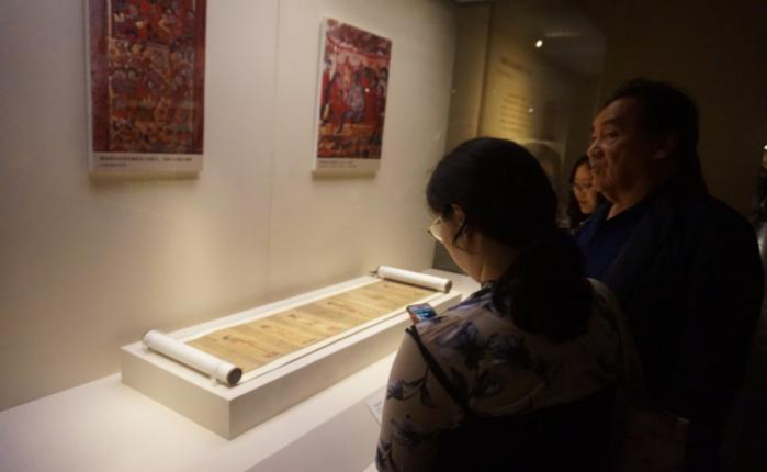 The Yangzhigongtu displayed in the Southern and Northern Dynasties hall, rolled up at both ends.