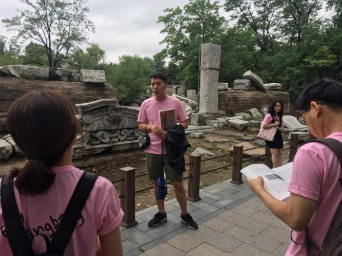 Presentation held in front of the Western Mansions.