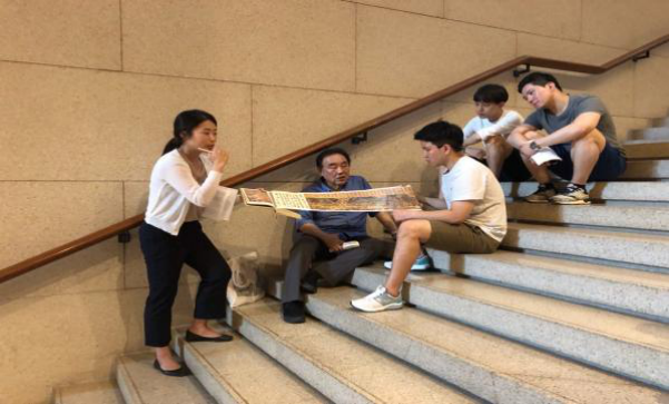Sarangbang members examining 'Qingming Shanghe Tu' together