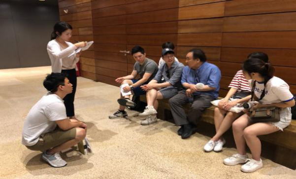 Fellow students discussing the Song hegemony model