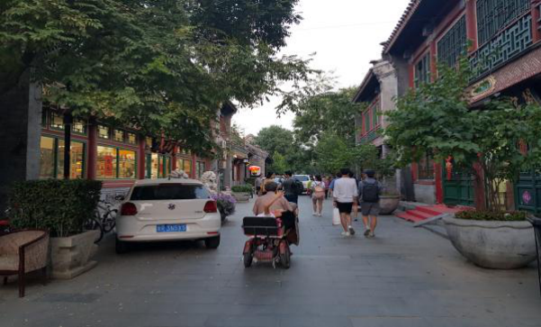 The backs of fellow students walking through Yurichang