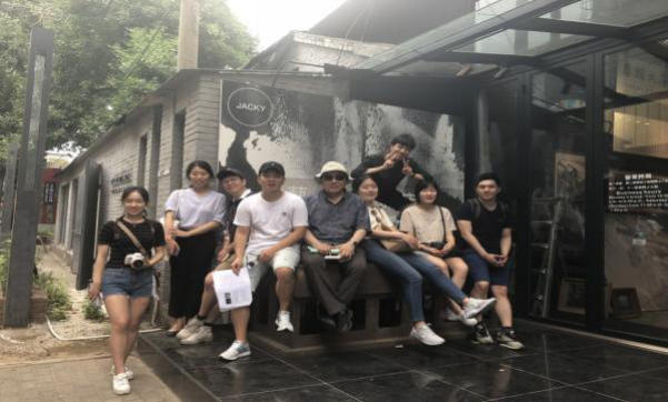 With Sarangbang classmates in front of Zhao Gang's exhibition hall