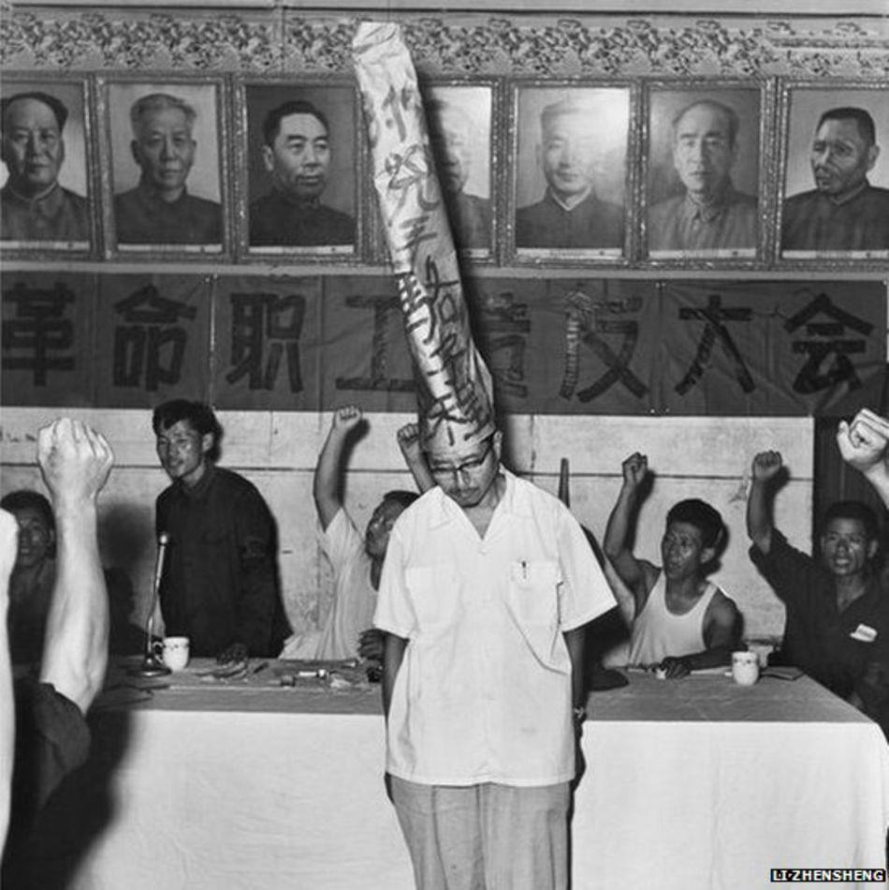 Heilongjiang Daily staff member being punished for the crime of being a 'capitalist roader' (走資派), i.e., a revisionist